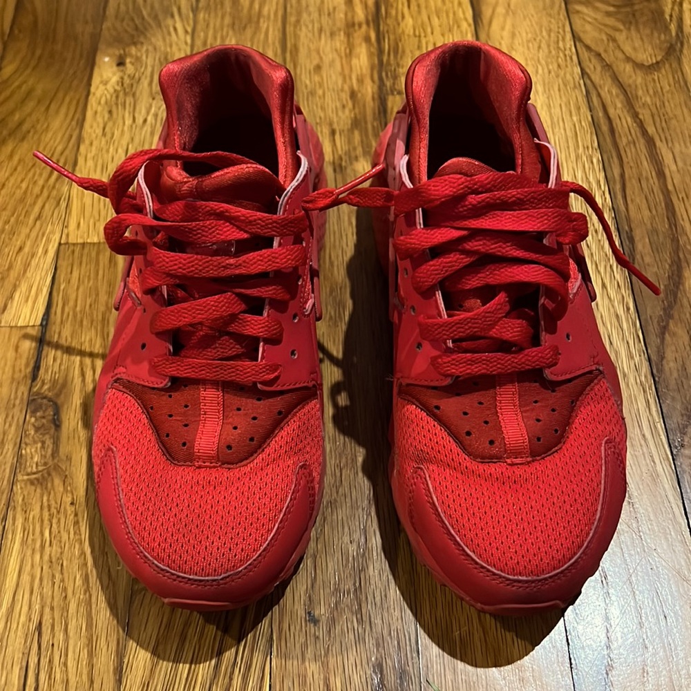 Nike huarache in red color